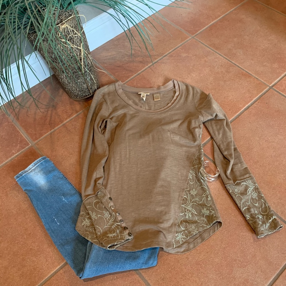 BKE Taupe small top with Lace